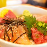 すし・魚処 のへそ  - 天然まぐろづくし丼