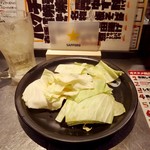 博多串焼き バッテンよかとぉ - 付き出しのキャベツは100円でお代わり自由。