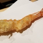 にい留 - (04)車海老
      舌に乗せると衣が雪のように溶けます！
      素晴らしい！
      車海老はレアな仕上がりですがグッと甘さが押し寄せます。