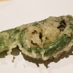 にい留 - (06)雁足(九州産)
      でっかいゼンマイの様な外観。
      外側の皮が邪魔にならない様に細かく包丁を入れているそうです。
      レアな火入れでシャキシャキ感もありますが、山菜の力強い甘さにも驚きです。