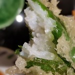 にい留 - (07)シロウオ(島根県宍道湖産)の大葉包み
      中に包まれたのは6.7本の太いシロウオ。
      シロウオは頭に繋がった内臓までも引き抜いて苦味ゼロです。(驚)
      水分が閉じ込められふわっと膨らんでいます。