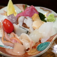 江戸心 山ぼうし - 刺身盛り合わせ（和歌山マグロメス、つぶ貝、玄海のたこ、ヒラメ、水イカ、ボタンエビ、平貝、赤貝、ルビートマト）
