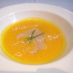 フカヒレの姿煮キャロットソース　パールパウダーを添えて