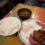 寅"むすこ食堂 - ハムエッグと唐揚げ定食 750円