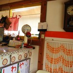 かしわや - レトロポップな店内