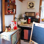 かしわや - レトロポップな店内