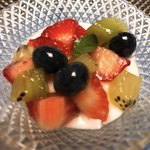 食べるお宿 浜の湯 - デザート 豆腐ムース 苺、キウイ、ブルーベリー