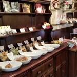 Patisserie Ravi,e relier - シェルフディスプレイ