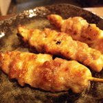 炭火焼　割鮮　煉 - 串の鶏もも（９０円）　お肉が凄く柔らかくて炭の香しさが堪りません。＾＾