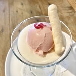 ラターブルドゥシュエット - サクラのブランマンジェ【料理】