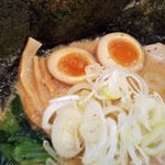 クリーミーTonkotsuラーメン 麺家神明 - トッピングたくさんで嬉しい