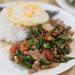クンヤーイ - 2018.4 ガパオムー（950円）豚挽き肉バジル炒めご飯