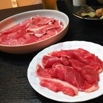 Gurume Kozou Mankichi - 手前が一人分のしゃぶしゃぶ肉
                        奥がサービスの大皿の肉