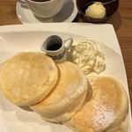 ハナカフェ - プレーンパンケーキ¥680＋サラダバー＆ドリンクのセット¥540＝¥1220 (トッピングのアイスクリームは 広告のクーポン使用)ホットコーヒーは 単品だと ¥360のもの。2杯まで お替わりOK！
