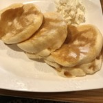 ハナカフェ - プレーンパンケーキに 添えてあった メープルシロップをかけるとこんな感じに (๑˃̵ᴗ˂̵)  ふわふわだけど、メレンゲ？が 大半を占めていて 一般的にお店で食べる パンケーキとは 全く違う(⌒-⌒; )