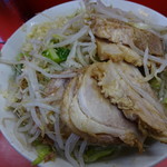 ラーメン二郎 - 小ブタラーメン　ブタがｺﾞﾛｺﾞﾛ入ってます(^-^)