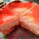 焼きたてチーズタルト専門店PABLO - つぶつぶいちごチーズタルト(断面)