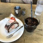 スプーンカフェ - チョコレートロールケーキ アイスコーヒー
