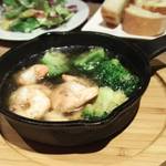 Oyster house Kai - 小海老とブロッコリーのアヒージョ
      (2018.2月)