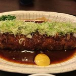 嬉しや - 上みそかつヒレのアップです。タップリのみそソースにネギのトッピングと辛子付きです。