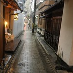 食堂 おがわ - 路地にあります