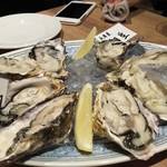 Oyster house Kai - 
      生牡蠣全4種類盛り合わせ
      ～兵庫県相生産、兵庫県室津産、北海道サロマ湖産、広島県情島産の4種の生牡蠣。
      (2018.2月)