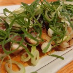 Tori Semmon Ten Yamadori - もも肉の旨みがあふれる地鶏のタタキ(670円)