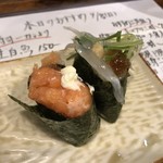 立ち寿司 まぐろ一徹 - サーモン中おち＠150円と生白魚＠150円