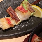 YEBISU BAR - エビス鯛のネギマ串 身厚な鯛でした。でも何か食感がプリプリでもパサパサでもなく、焼いて解凍した⁉️感じでした。