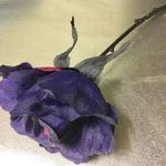 博多串焼き バッテンよかとぉ - 「紫のバラ」を会う時の目印にした。って「ガラスの仮面」の速水真澄か、「ユーガットメール」のキャサリン(メグ・ライアン)か？ どっちも好きな作品である。ちなみにこのバラはセリアで買った造花。