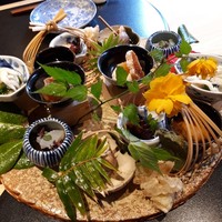 かまくら和久 - 八寸：兵庫県のホタル烏賊と九条葱の煮びたし・市田柿　杏子　豆腐の白和え・つぶ貝の旨煮・佐渡の蛸のやわらか煮・大間の雲丹と湯葉」はあんかけになっている。新玉ねぎの揚げ物・よもぎ麩の揚げ物