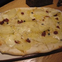 オービカ モッツァレラバー 横浜店 - 本日のピッツァ：アンチョビペースト入りリコッタチーズ・じゃが芋・ドライトマト・ケッパー・ローズマリー・水牛モッツァレラ
