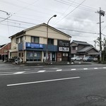 麺の坊 晴レル屋 - 外観。遠景。右側のお店です。