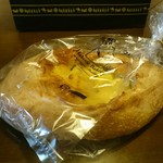 箱根ベーカリー - チーズバタール　カリッとしたパンとチーズのハーモニー最高