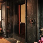 modest - おみせを入ると、昔の蔵の入り口が！