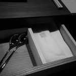 modest - テーブルにカトラリー他がセットされてます