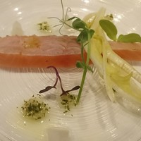 PRIMO - 軽く燻製したサクラマスのティエピドと独活のマリネ、タンポポのサラダ添え