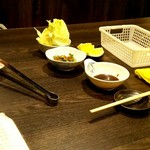 炭火焼肉屋台 たじま屋 - キャベツ、ニラ、レモン