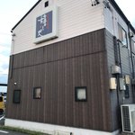 嬉しや - お店の道路側からの感じは、素朴ですね。