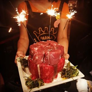 お祝い肉ケーキ付おまかせ お誕生日 ご結婚 昇進 合格 なんでもok 豚肉10種 キムチナムル 塩だれキャベツ 有機野菜 サラダなど 一人一切れずつスタッフがお焼きします サプライズ全力で協力 旨焼もぐり Umaiyaki Moguri 広尾 焼肉 食べログ