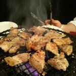 パオ ザ グリル - 表面をこんがり焼く図。大きめお肉を食べやすく切ると網いっぱいに広がる