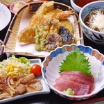 羽衣 ［ミニそば、焼肉、刺身、天ぷら、ご飯、デザート、漬物、小鉢のセット］