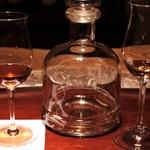 バー ル・サロン - 左にプレジデント・リザーブ、右に普通のIWハーパー