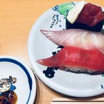 廻る寿司 めっけもん - マグロとチーズ、他2種。¥324。