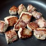 深澤精肉店 - ミニステーキ；ｷｯﾁﾝﾍﾟｰﾊﾟｰで余分な脂を拭いながら. 好さゲに焼けて来ました(^^)v @2018/04/08