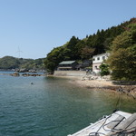 魚山人 - 5分ほどのクルーズで到着