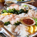 魚山人 - アラの刺身盛りだくさん