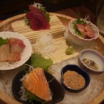 九州の旨かもん 旨か酒 くすお - くすお盛りは魚の刺身や馬刺し・塩辛などがワンプレートに乗っております