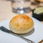 レストラン トヨ トーキョー - 自家製パン、 フランス産ボルディエの海藻入りバター