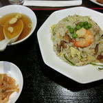 中華料理 景福 - 炒飯にはスープとキムチ付き